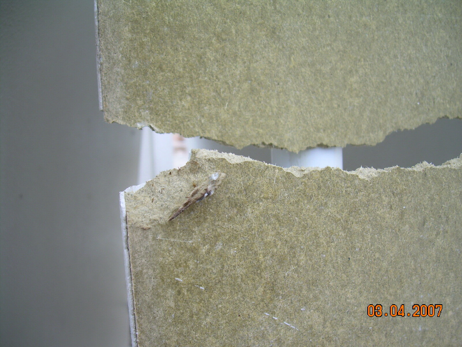 Such damage is likely to result in the release of hazardous asbestos fibers. © 2019, CRB Analyse Service GmbH | © CRB Analyse Service GmbH
