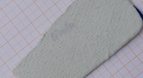 Foto eines Asbestpappe-Teilstücks | © CRB Asbest Analyse Service GmbH